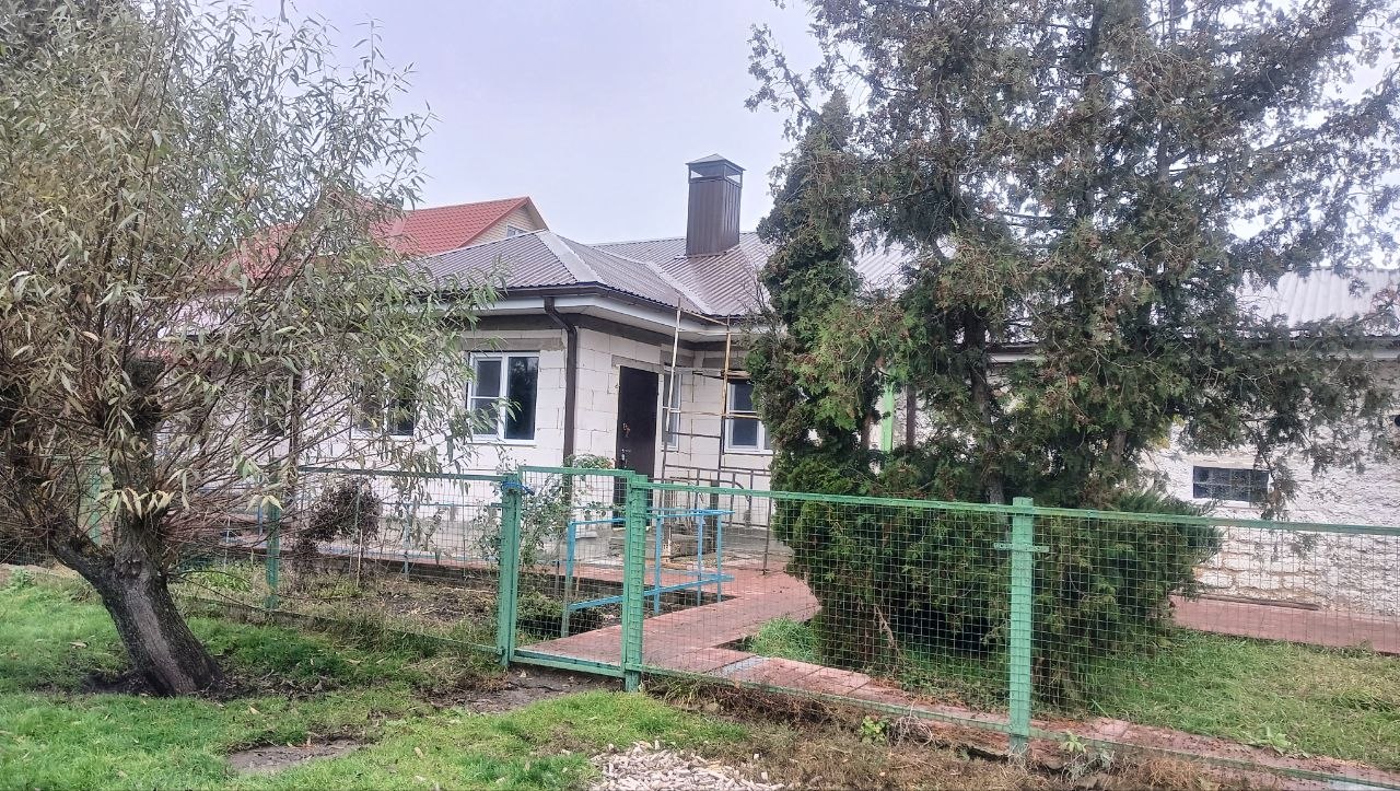 Участок с сетчатым забором