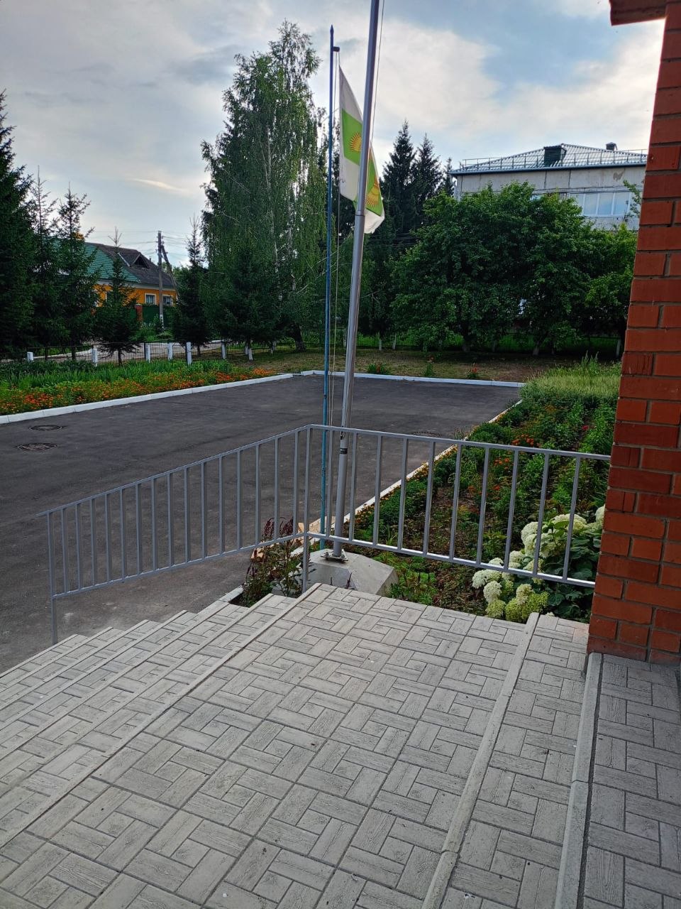 Брусчатка у входа в школу