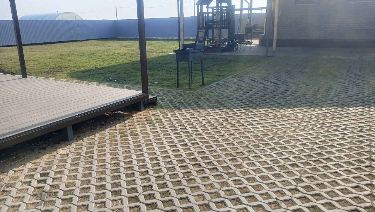 Газонная плитка во дворе